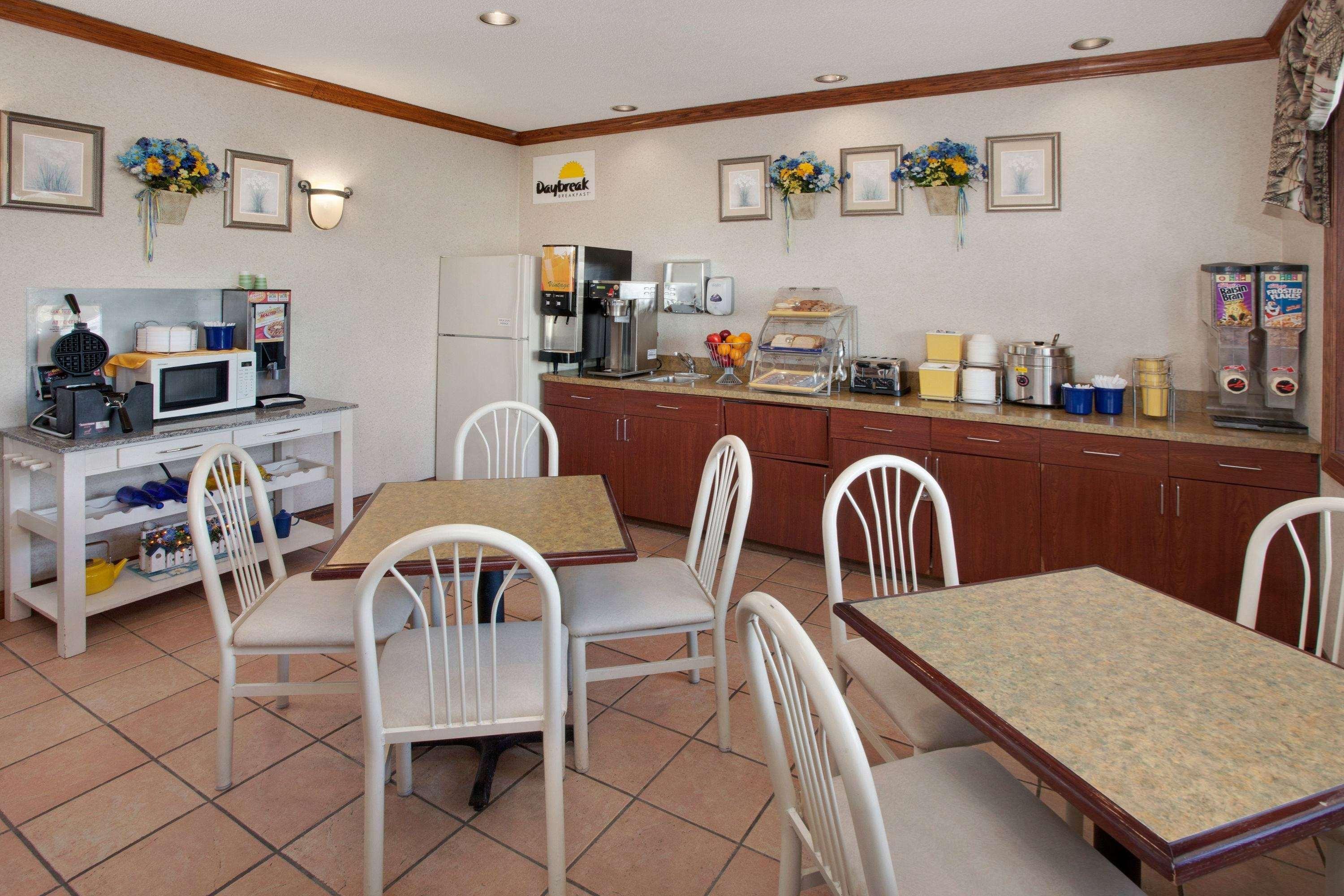 Days Inn & Suites By Wyndham Kokomo Extérieur photo
