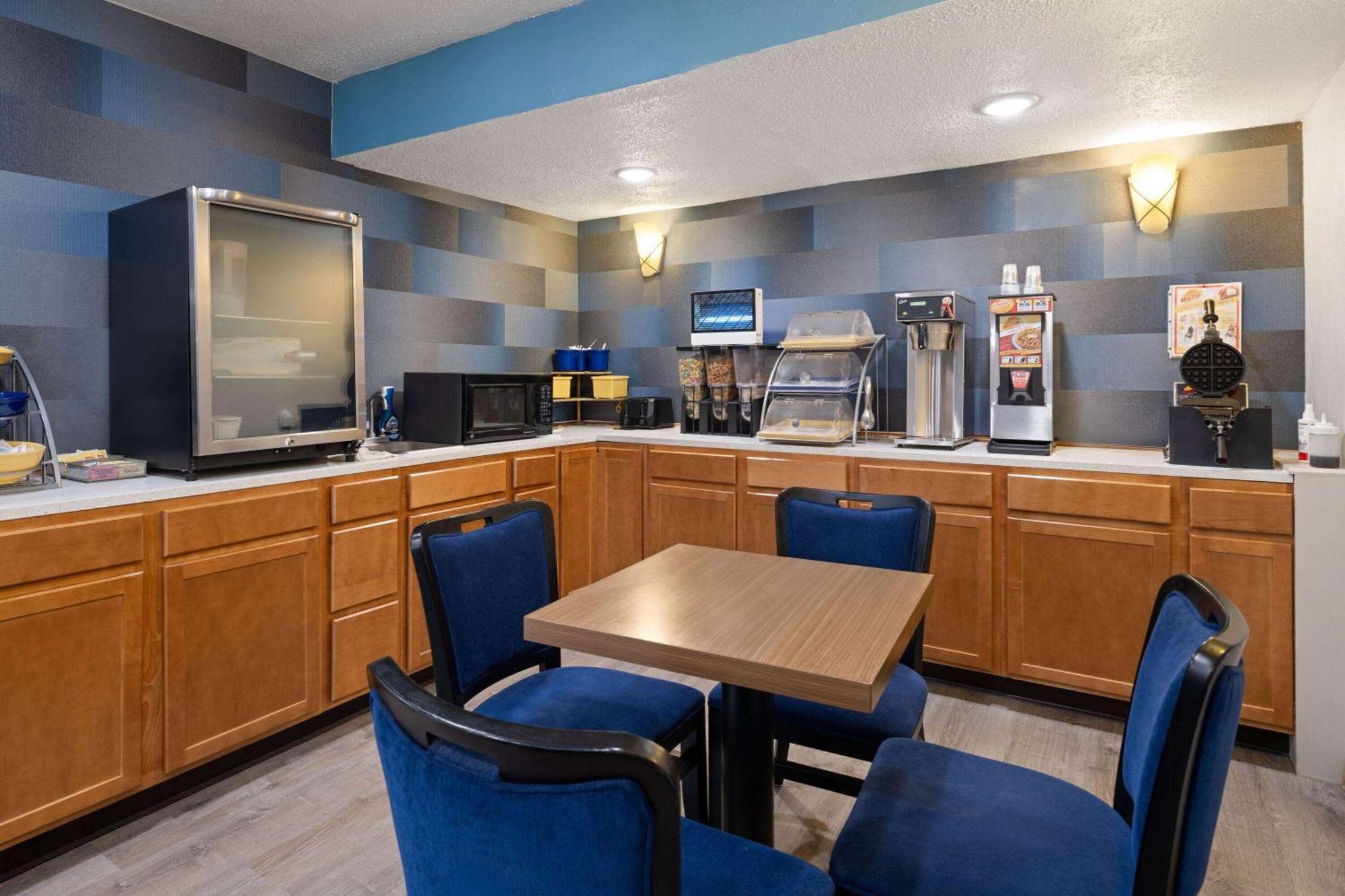 Days Inn & Suites By Wyndham Kokomo Extérieur photo