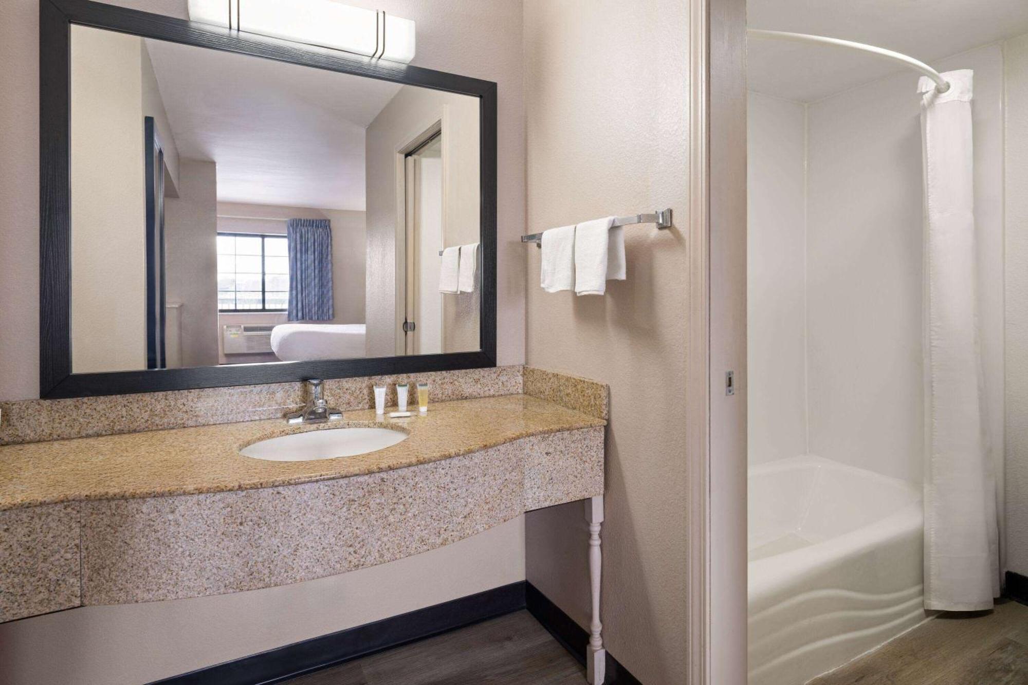 Days Inn & Suites By Wyndham Kokomo Extérieur photo