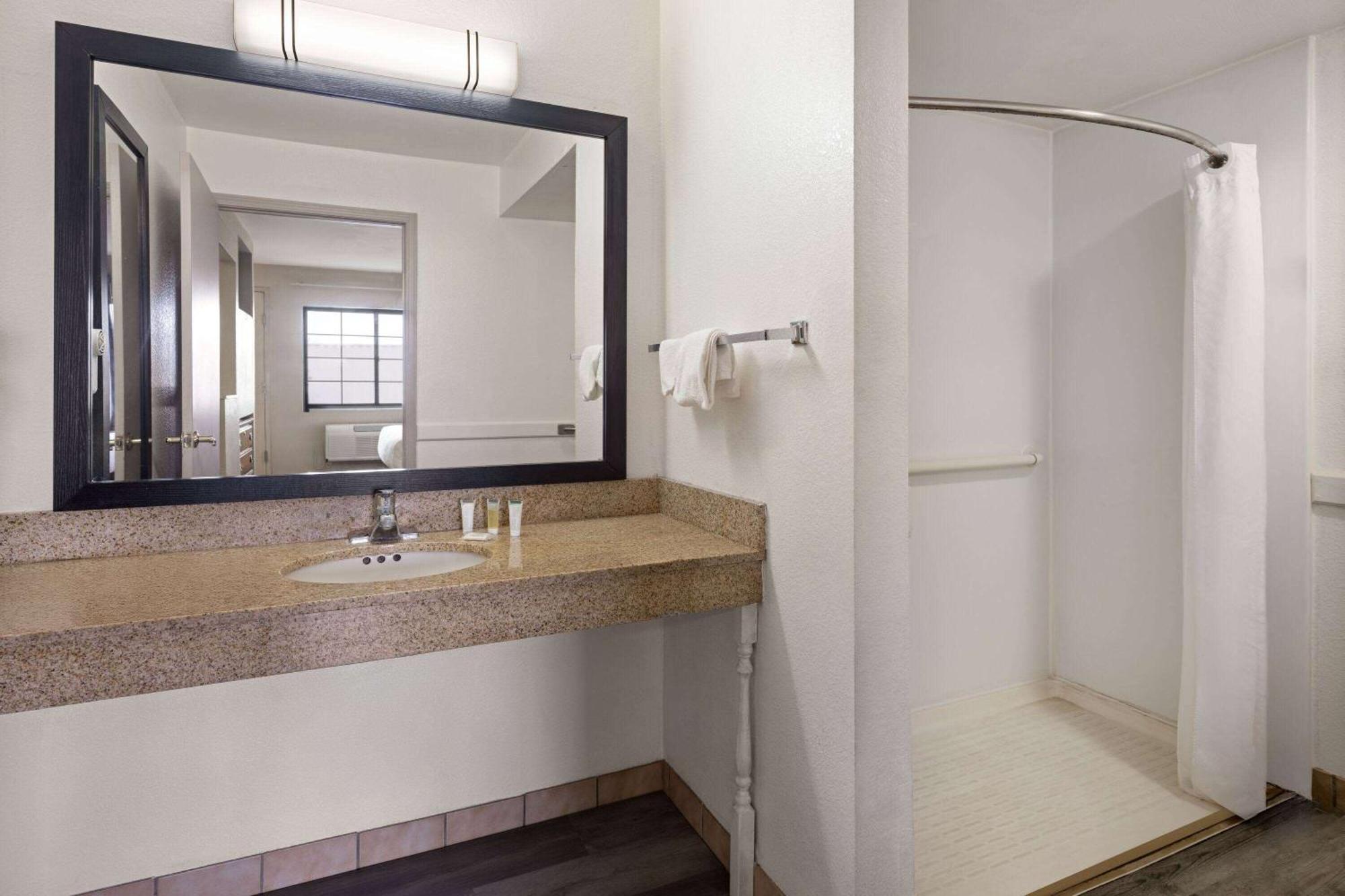 Days Inn & Suites By Wyndham Kokomo Extérieur photo