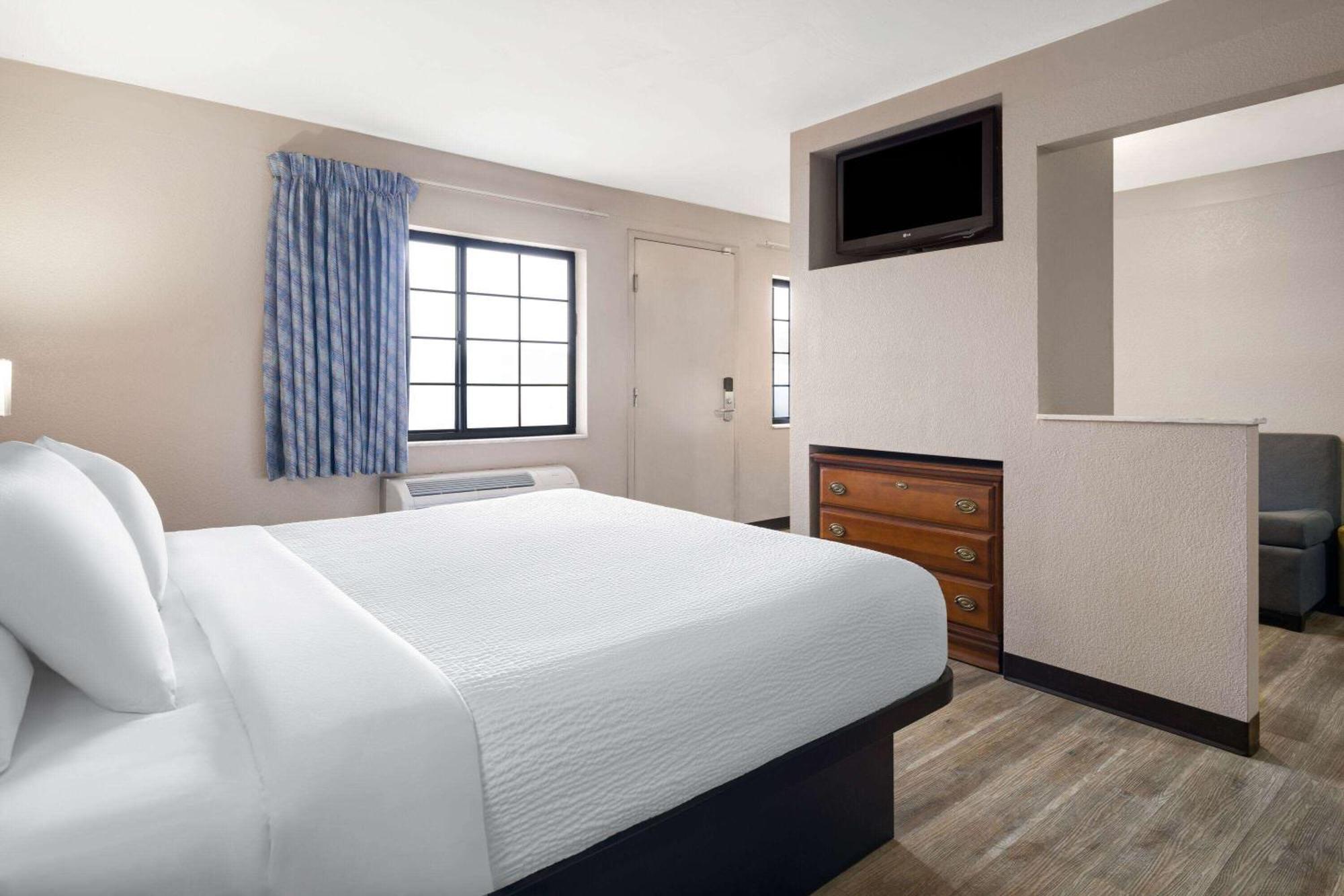 Days Inn & Suites By Wyndham Kokomo Extérieur photo