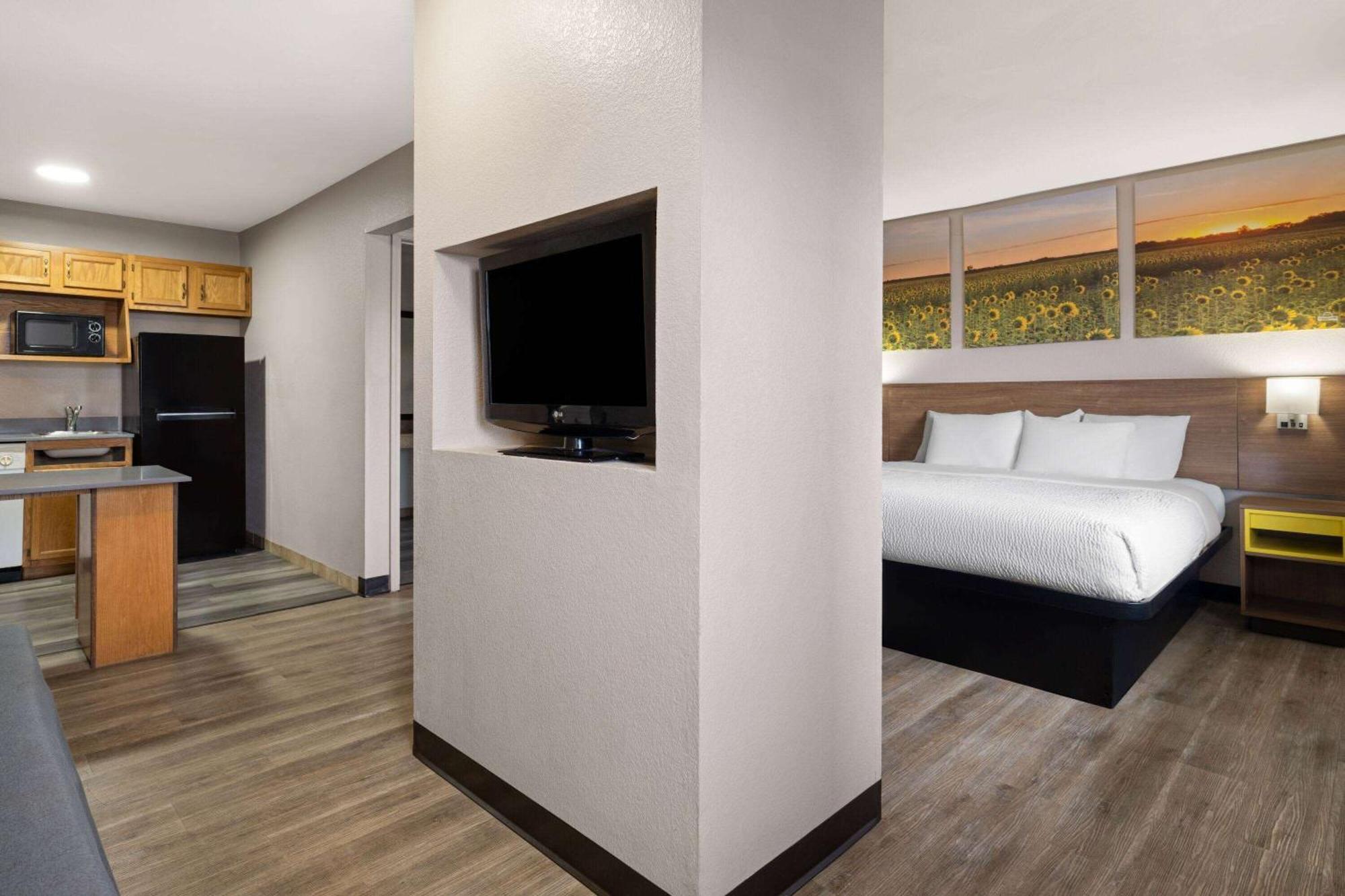 Days Inn & Suites By Wyndham Kokomo Extérieur photo