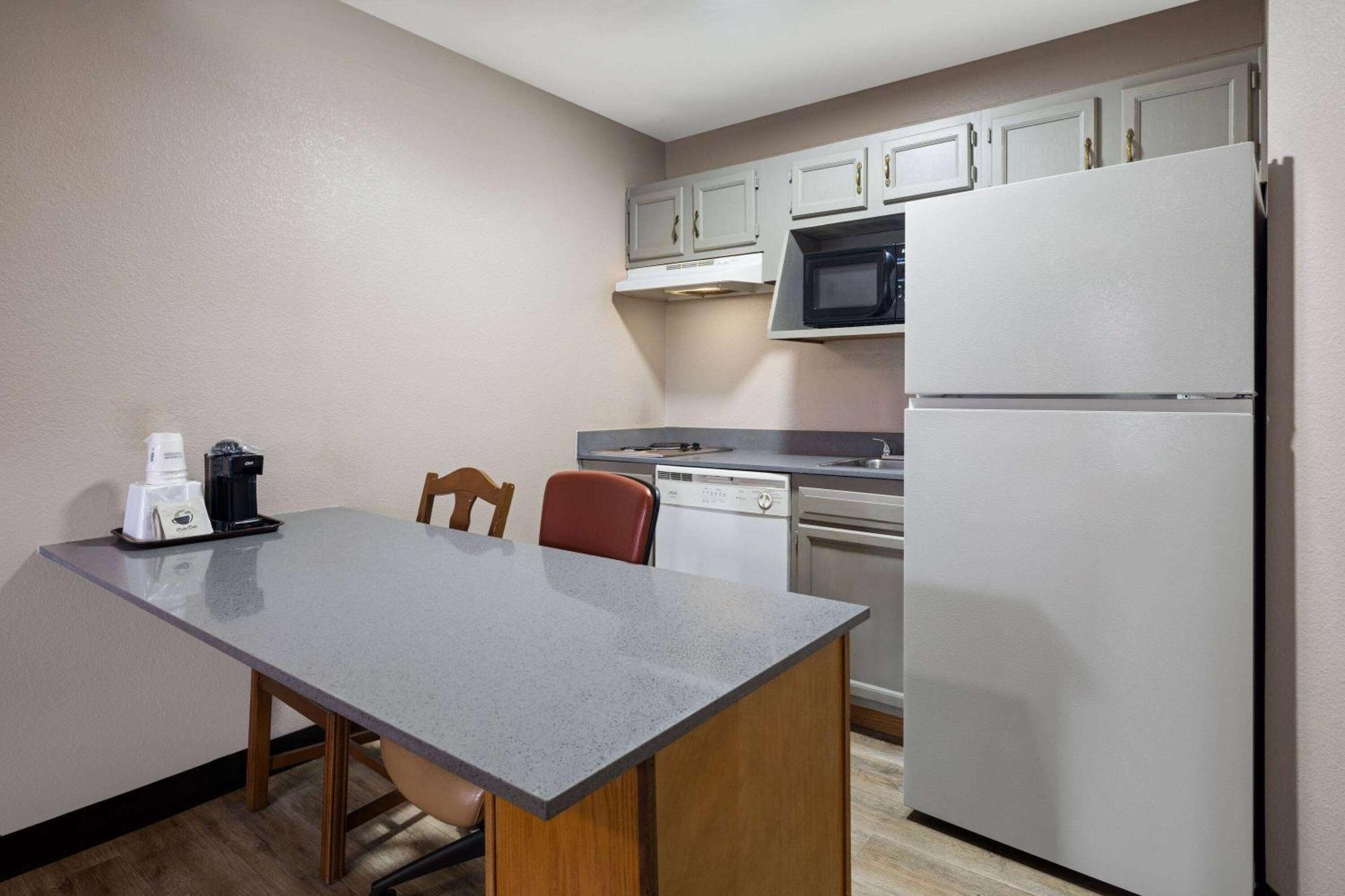Days Inn & Suites By Wyndham Kokomo Extérieur photo