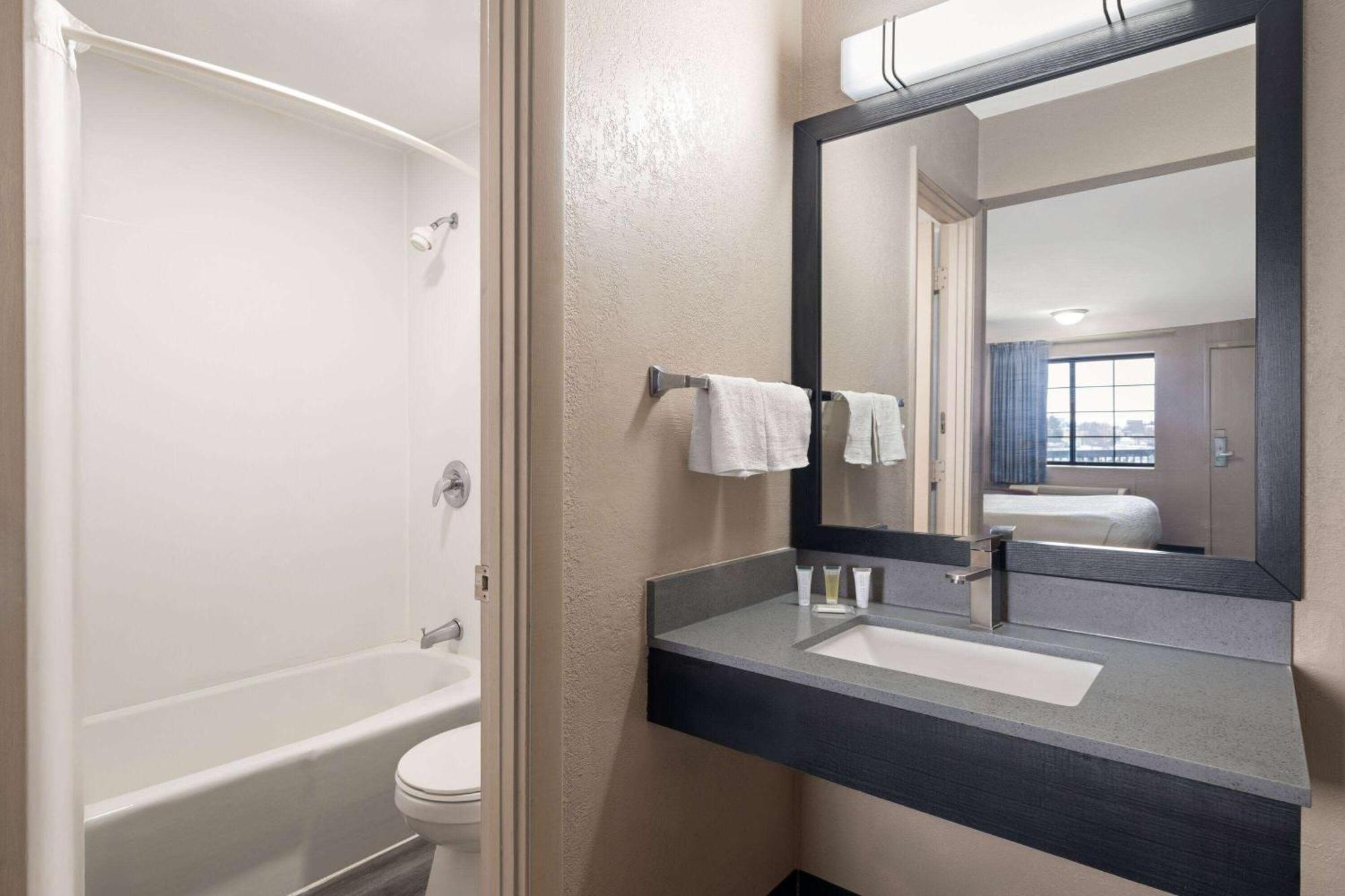 Days Inn & Suites By Wyndham Kokomo Extérieur photo