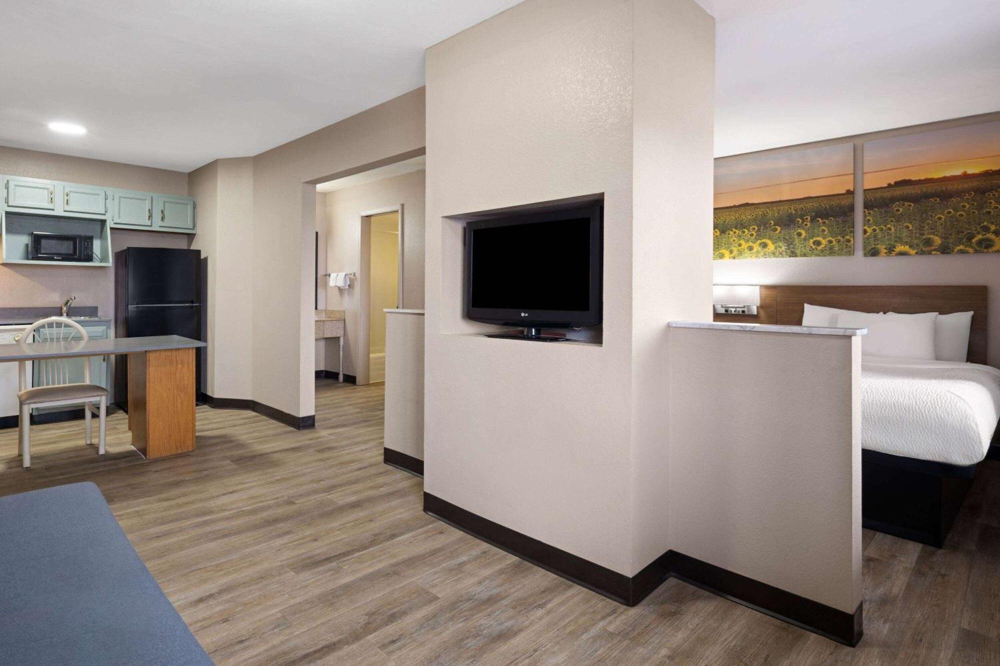 Days Inn & Suites By Wyndham Kokomo Extérieur photo
