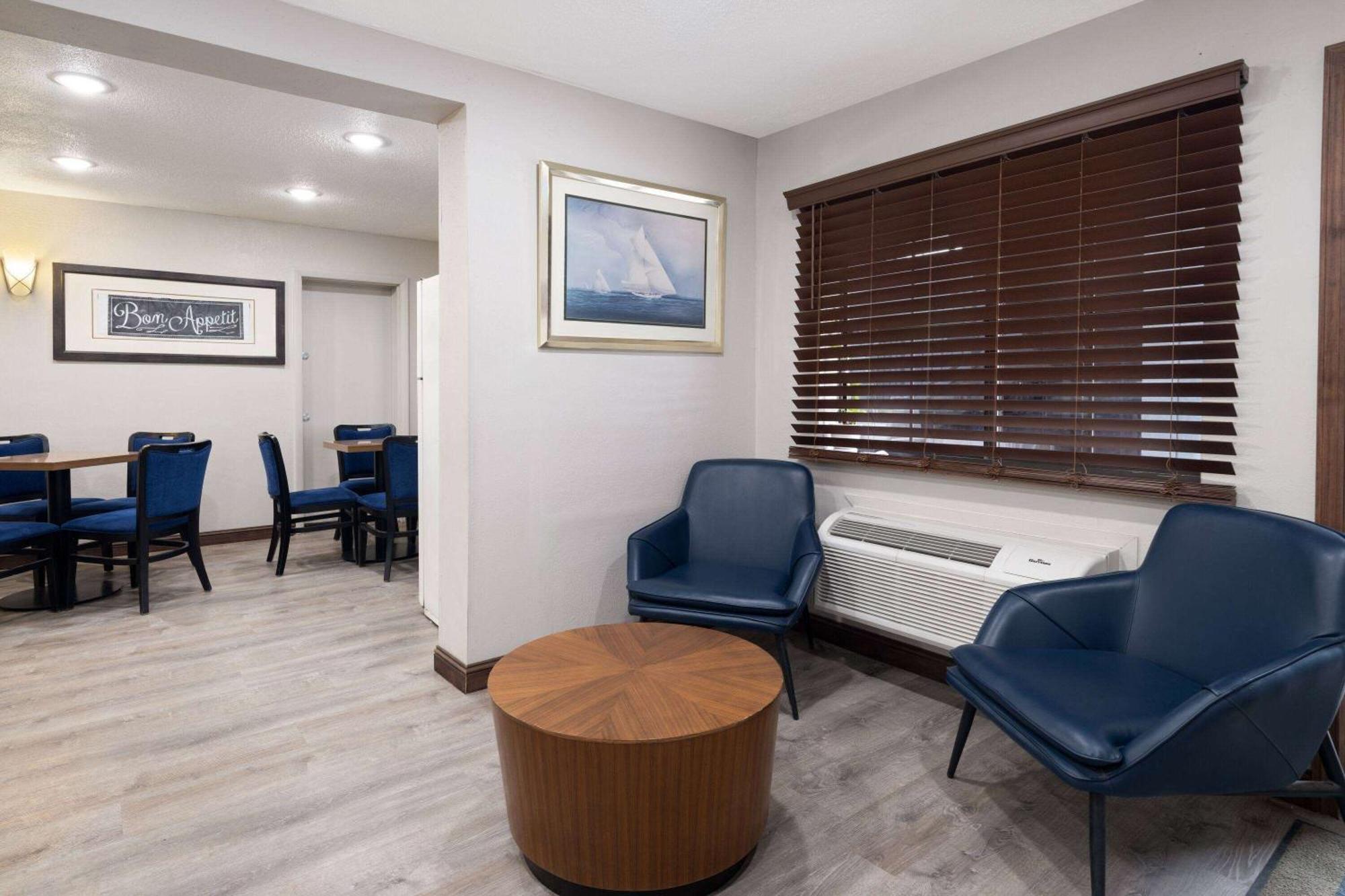 Days Inn & Suites By Wyndham Kokomo Extérieur photo